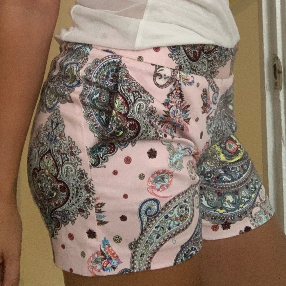 ✨3/$20✨ NWOT Express Pink Paisley Trouser Short